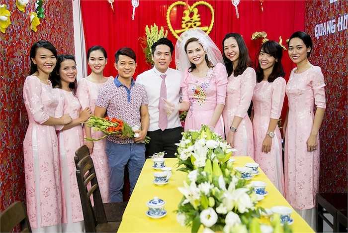 Bạn bè cũng đến chúc mừng hạnh phúc của cặp đôi.