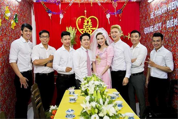 Dàn phù rể 'hot boy' khiến không khí buổi lễ thêm rộn ràng.