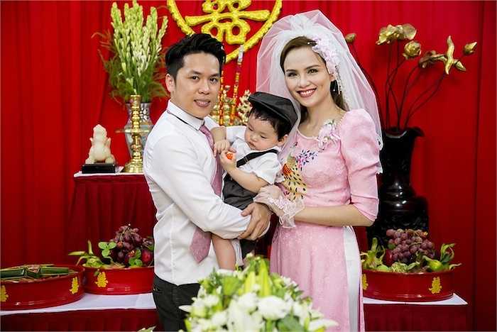 Diễm Hương và chồng chính thức khoe con trước truyền thông, bạn bè.