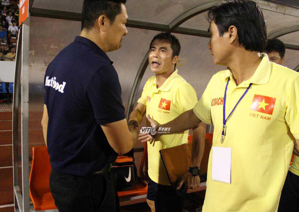 HLV Nguyễn Quốc Tuấn bắt tay Phạm Minh Đức