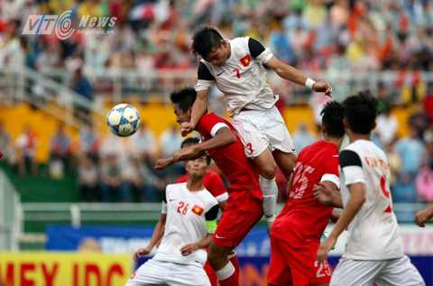 Xuân Mạnh bật cao đánh đầu bỏ lỡ cơ hội mở tỷ số.