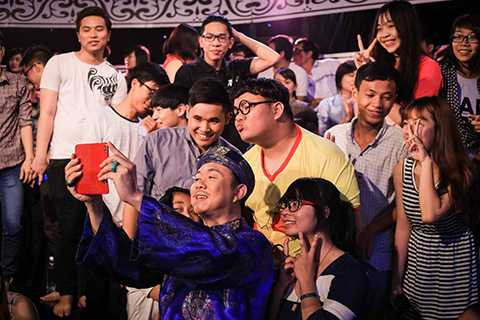 Chí Tài cũng nhiệt tình giao lưu cùng các khán giả. Anh sẵn sàng làm mặt hề, tạo dáng để chụp hình cùng người hâm mộ. Chí Tài cũng nhiệt tình giao lưu cùng các khán giả. Anh sẵn sàng làm mặt hề, tạo dáng để chụp hình cùng người hâm mộ.