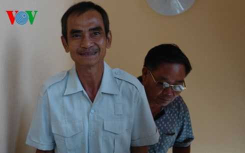 Ông Huỳnh Văn Nén cười vui trong ngày được trả tự do Ông Huỳnh Văn Nén cười vui trong ngày được trả tự do