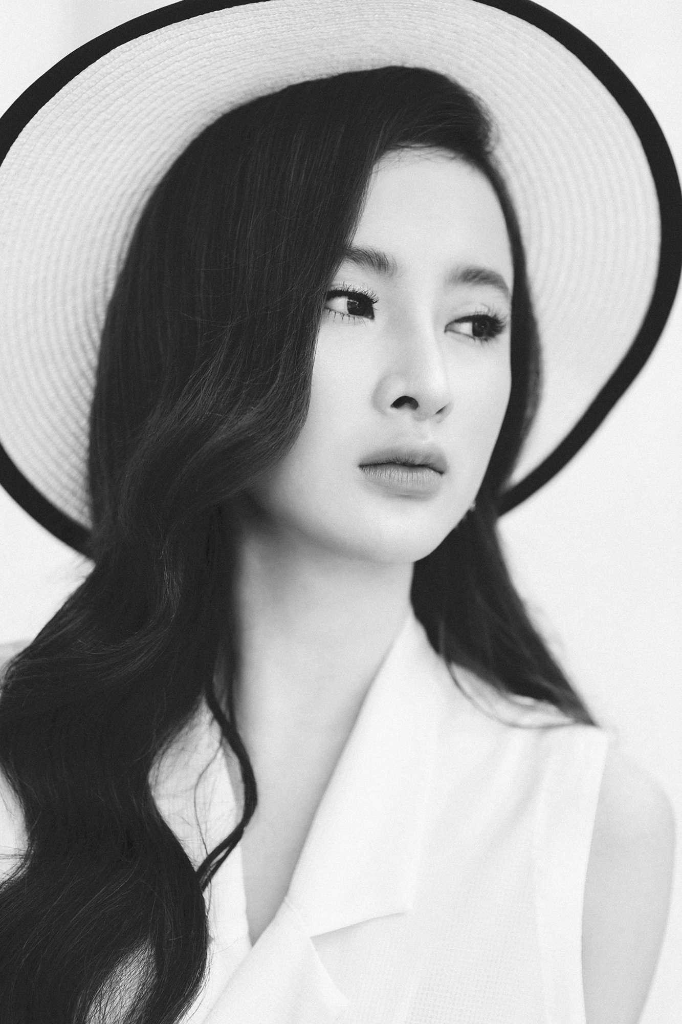 Angela Phương Trinh đẹp lôi cuốn với hình ảnh tiểu thư kiêu kì