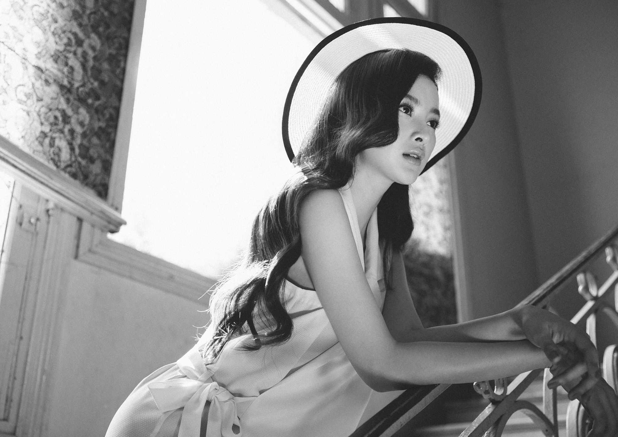 Angela Phương Trinh đẹp lôi cuốn với hình ảnh tiểu thư kiêu kì