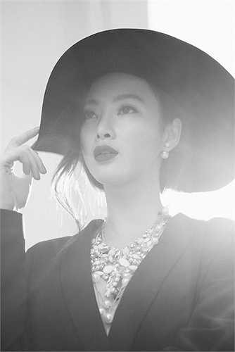 Angela Phương Trinh vừa thực hiện một bộ ảnh mới tại ngôi biệt thự cổ nằm trong khuôn viên Bảo tàng Mỹ thuật TP HCM. 