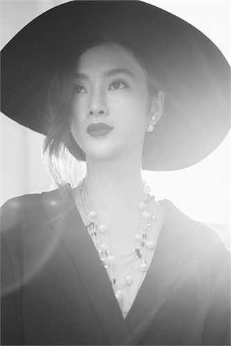 Với mong muốn khai thác trọn vẹn nét kiêu kỳ, quyến rũ nhưng vẫn gợi cảm, thanh thoát của nữ diễn viên 20 tuổi, Bobby Nguyễn đã chọn bối cảnh này để làm tăng thêm sức cuốn hút từ người đẹp. 