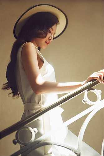 Không chỉ tập trung cho các vai diễn điện ảnh, Phương Trinh còn được truyền thông và khán giả đánh giá cao với hình ảnh thanh lịch, quyến rũ của lứa tuổi 20. 