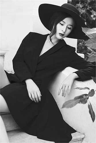 Qua ống kính của Bobby Nguyễn, nữ diễn viên 'Vệ sỹ, tiểu thư và thằng khờ' hiện lên đầy quyến rũ và gợi cảm, nhưng cũng đậm chất hư ảo của một 'thần tiên tỷ tỷ'. 