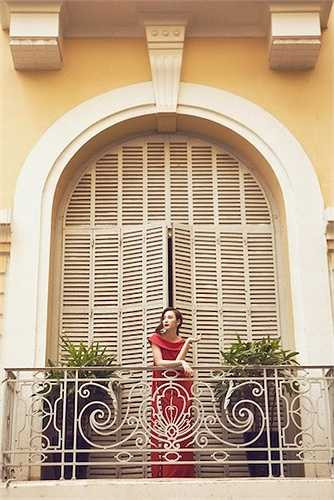 Bằng khả năng diễn xuất bẩm sinh cùng nét kiêu kỳ ngoại hình của một cô gái tuổi 20, Phương Trinh thoải mái tạo dáng trước ống kính thể hiện thần thái tự tin, và nét quyến rũ 'khó cưỡng'. 