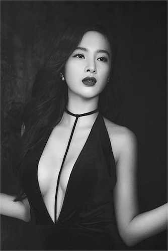 Các trang phục với những đường cắt xẻ sâu hun hút giúp cô khoe được vẻ sexy.