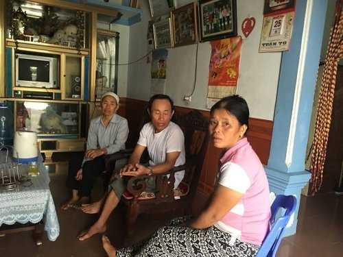 Chị Phan Thị Đích cùng một số người hàng xóm trao đổi với PV.