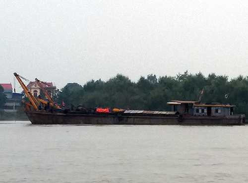 Các lực lượng chức năng vẫn đang tiến hành trục vợt chiếc sà lan bị đâm chìm trên sông Cấm (Hải Phòng)