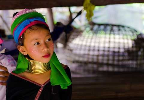 Khi đứa bé lớn lên, những chiếc vòng sẽ được nới rộng ra và đeo vào thêm Khi đứa bé lớn lên, những chiếc vòng sẽ được nới rộng ra và đeo vào thêm