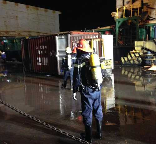 52 cán bộ, chiến sỹ tham gia chữa cháy đang bị nhiễm độc, được đưa đến 2 bệnh viện cấp cứu, điều trị