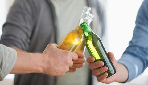 Tiền bạc trong nhà cứ đội nón ra đi vì con trai bà Nhàn chỉ biết nhậu nhẹt, chơi bời. (Ảnh minh họa)