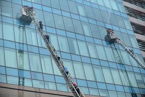 Lực lượng PCCC đang hướng dẫn người dân thoát nạn bằng xe thang chuyên nghiệp