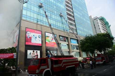 Xe thang tiếp cận các tầng nhà cứu nạn