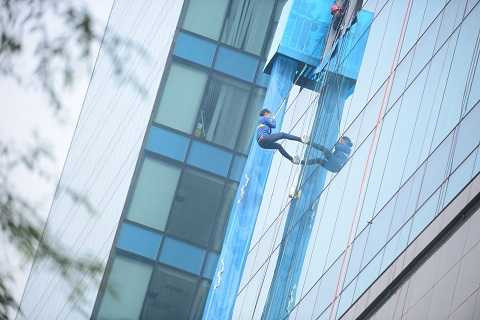 Cận cảnh cứu hộ bằng ròng rọc tự động 