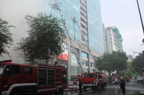 Các xe cứu hỏa tổng lực dập tắt đám cháy