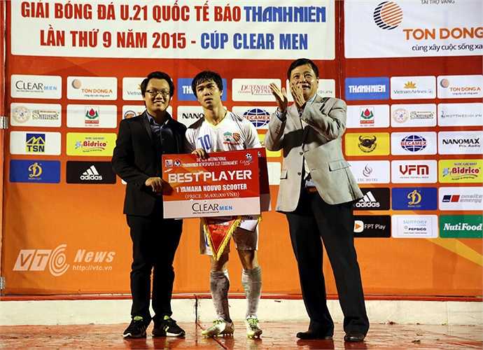 Công Phượng nhận bốn danh hiệu sau trận chung kết. Đó là 'Vua phá lưới' (5 bàn), 'Cầu thủ xuất sắc nhất giải', 'Cầu thủ Việt Nam xuất sắc nhất' và 'Bàn thắng đẹp nhất giải'. (Ảnh: Quang Minh)