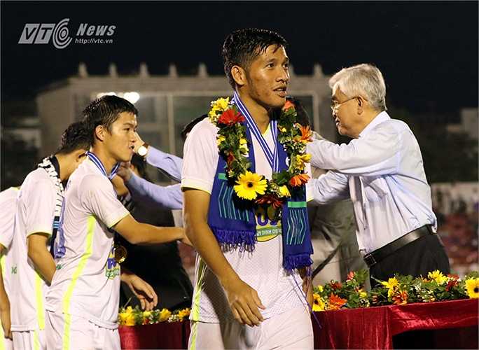 Việt Hùng là người đã vào thay Tuấn Anh khi cầu thủ quê lúa bị đau. Ngay sau anh là cầu thủ mới nổi ở HAGL Kim Hùng. (Ảnh: Quang Minh)