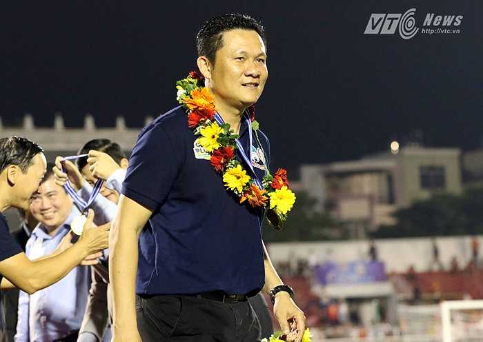 HLV Nguyễn Quốc Tuấn rạng ngời. Đây là chức vô địch thứ 2 giải U21 Quốc tế của ông Tuấn. Trước đó, ông từng dẫn dắt U21 Việt Nam vô địch năm 2011. (Ảnh: Quang Minh)