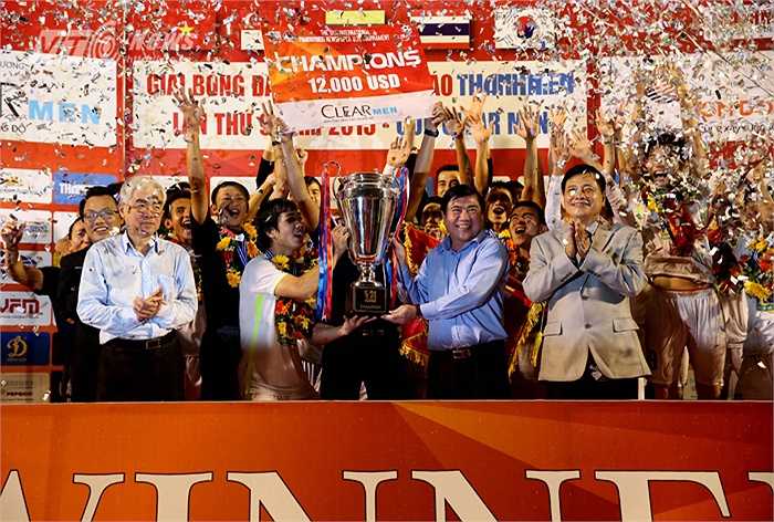 Đội trưởng Công Phượng là người nhận Cup. (Ảnh: Quang Minh)