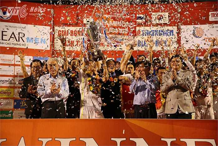 Khoảnh khắc tột cùng hạnh phúc của Công Phượng và đồng đội. (Ảnh: Quang Minh)