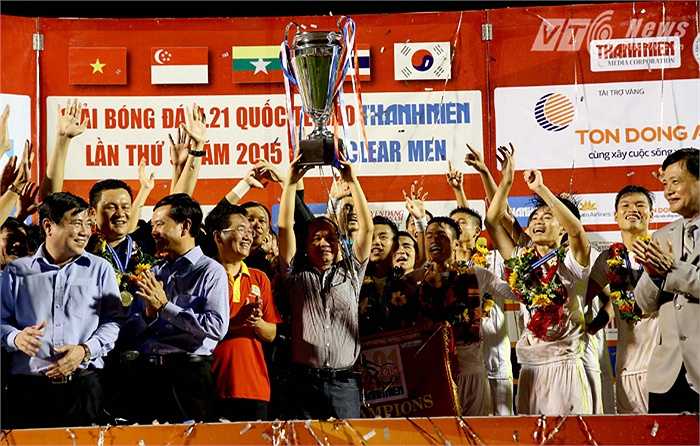 Bầu Đức cũng có mặt ở bục nhận giải để nâng chiếc Cup vô địch. Đây là lần thứ 2, ông Đức chạm tay vào chiếc Cup này. (Ảnh: Quang Minh)