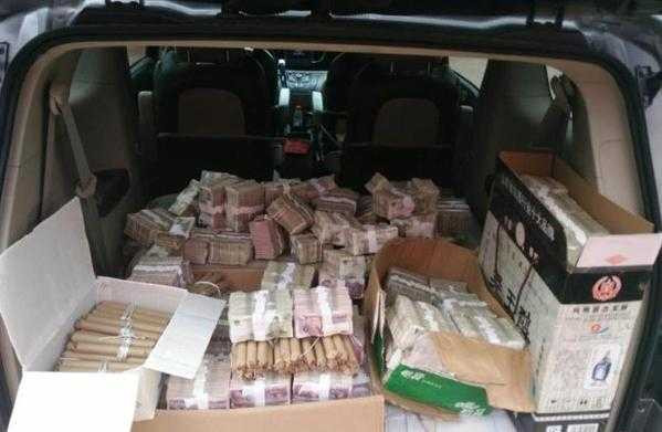 Ô tô chở tiền giấy của ông Gao khiến nhân viên ngân hàng chết ngất