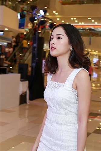 Ngoài việc đăng ảnh đồ đôi trên Instagram thu hút sự chú ý của dư luận, cả hai đang dần cởi mở hơn khi thoải mái hôn nhau trong nhà hàng hay cùng nhau về Gia Lai dự dám cưới một người bạn thân của Cường Đô la. 