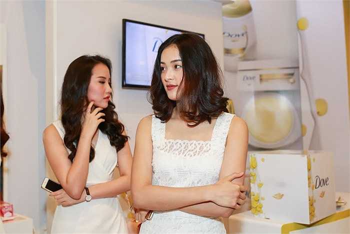 Hạ Vi sinh năm 1993, từng du học Singapore và là người mẫu ảnh của rất nhiều tạp chí thời trang, shop quần áo. 