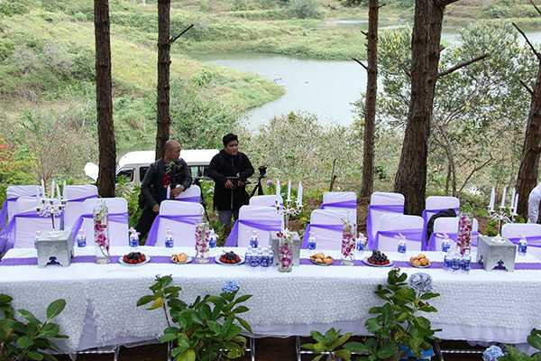 Không gian của buổi giới thiệu MV được trang trí giống như một lễ cưới thực sự.