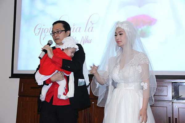 Lê Kiều Như cũng bật mí vào đầu tháng 12 sắp tới vợ chồng cô sẽ chính thức tổ chức lễ ăn hỏi ở Cần Thơ quê nhà của cô.