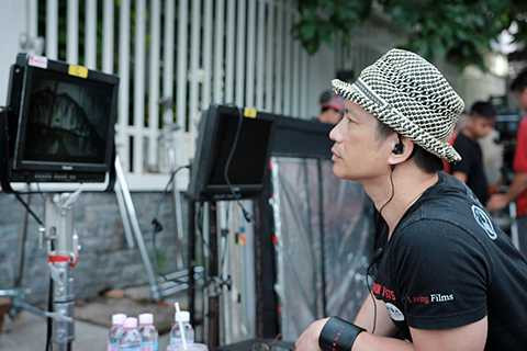 Dustin Nguyễn chăm chút kĩ lưỡng từng cảnh quay để có sản phẩm chất lượng nhất.