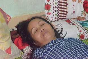 Bà Mai Thị Long (vợ ngư dân Bảy) đau đớn trước cái chết của chồng