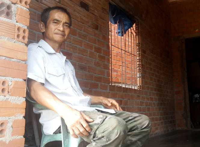 Ông Huỳnh Văn Nén trở về bên ngôi nhà tuềnh toàng của mình sau hơn 17 năm tù oan - Ảnh: N.Nam