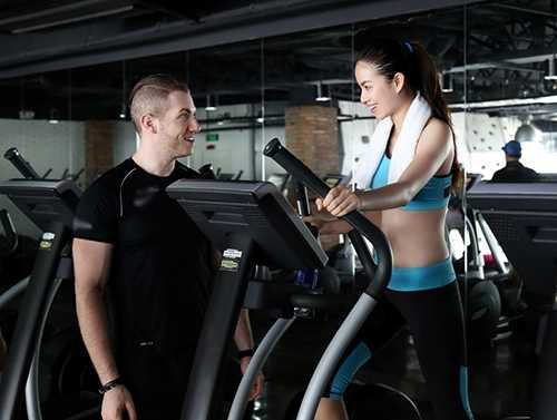 Phạm Hương chăm chỉ tập luyện trước thềm Miss Universe