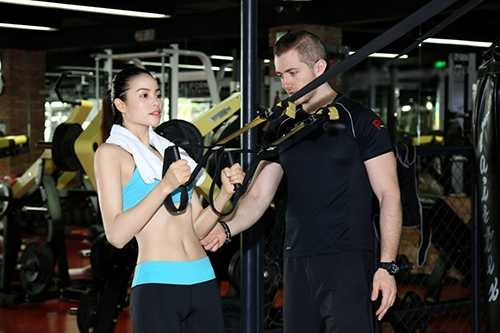 Phạm Hương chăm chỉ tập luyện trước thềm Miss Universe