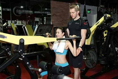 Phạm Hương chăm chỉ tập luyện trước thềm Miss Universe