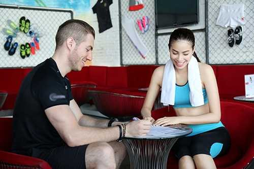 Phạm Hương chăm chỉ tập luyện trước thềm Miss Universe