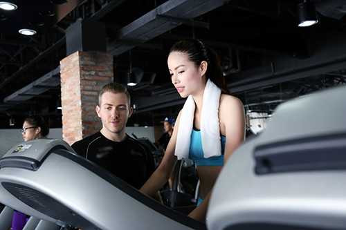 Phạm Hương chăm chỉ tập luyện trước thềm Miss Universe