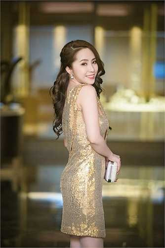 Quỳnh Nga tự tin khoe ba vòng ấn tượng trong chiếc đầm ôm sát.