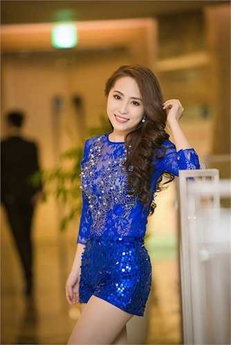 Người đẹp 8x diện jumpsuit ren xuyên thấu được đính đá cầu kỳ.