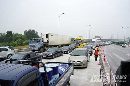 Hàng trăm ôtô ùn ứ nhích từng chút một để qua trạm thu phí trên cao tốc Pháp Vân – Cầu Giẽ