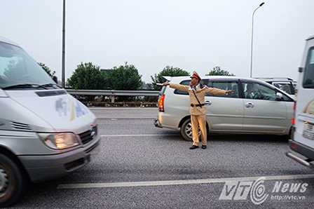 Đội TTKS GTĐB – Cao tốc số 7 (Cục cảnh sát giao thông - C67) thường xuyên cử người có mặt tại đây để phân làn giao thông.