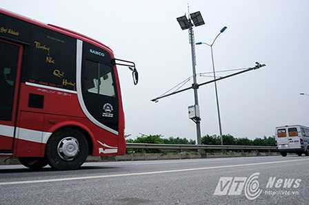 Việc sửa chữa, thảm lại mặt đường còn gây ảnh hưởng không nhỏ tới hệ thống điều hành, xử lý giao thông qua hệ thống camera theo dõi.