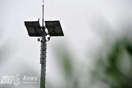 Hệ thống camera theo dõi, giám sát giao thông đã được lắp đặt xong nhưng chưa được đưa vào sử dụng, nằm phơi mưa phơi nắng.