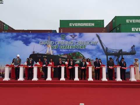 Các đại biểu, khách mời đại diện cắt băng khánh thành Vip Greenport